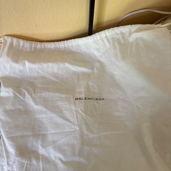 Balenciaga Matelasse Paris quilted ivory leather handbag with mirror - Picture 17 of 17